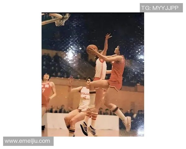 姚明挥舞手帕瞬间引发的篮球热潮与情感共鸣